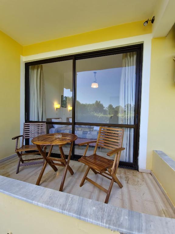 A seating area at Alexandra Apartment 1