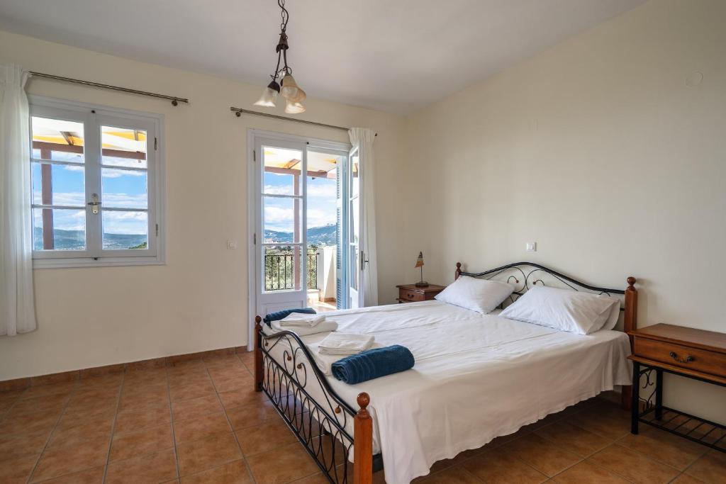 Postel nebo postele na pokoji v ubytování Afroksilia Villa Krinos