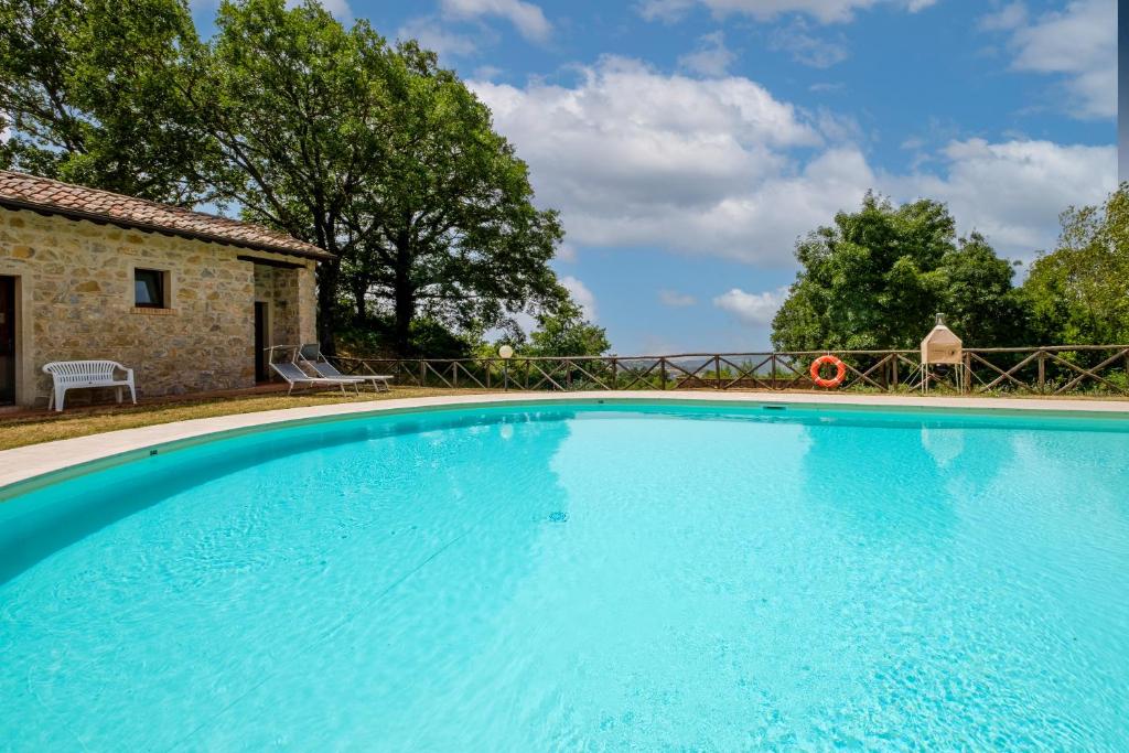 The swimming pool at or close to Melograno Poderone
