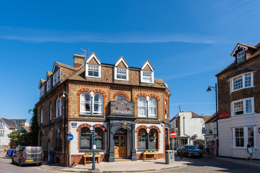 ein altes Backsteingebäude an der Ecke einer Straße in der Unterkunft Duke of Cumberland in Whitstable