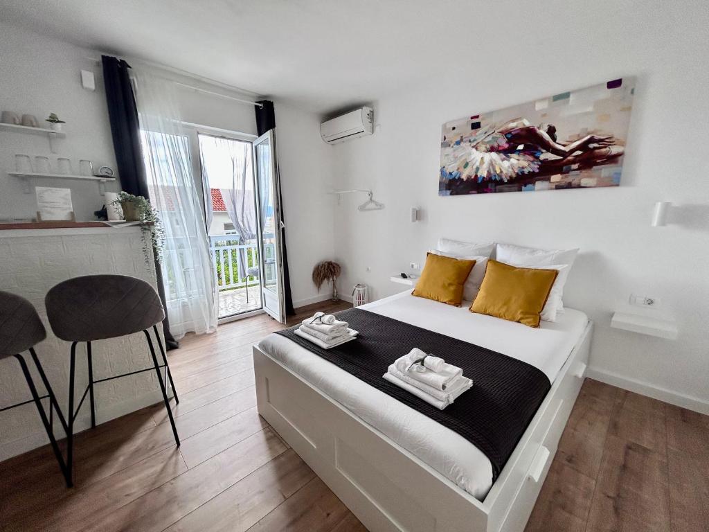 Postel nebo postele na pokoji v ubytování Studio apartments RAFAEL - 4 minutes to the beach