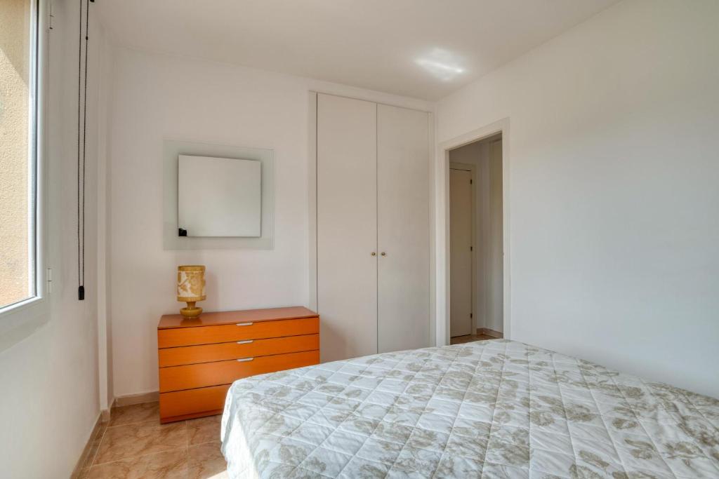 Posteľ alebo postele v izbe v ubytovaní Apartament a Sant Antoni de Calonge