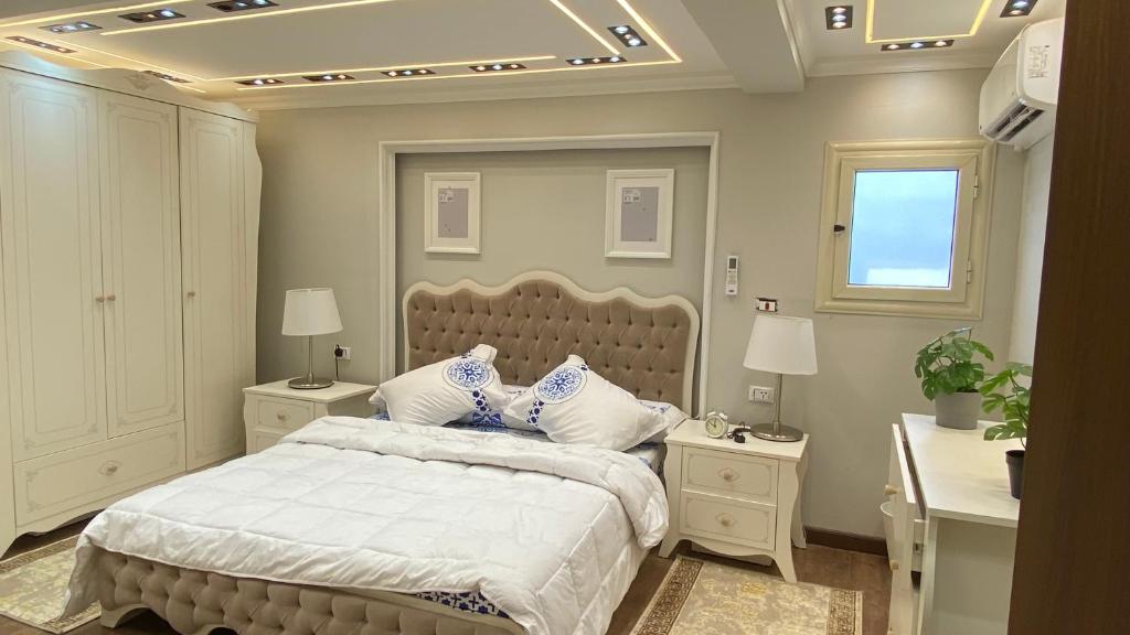 Giường trong phòng chung tại كورنيش النيل بلعجوزه