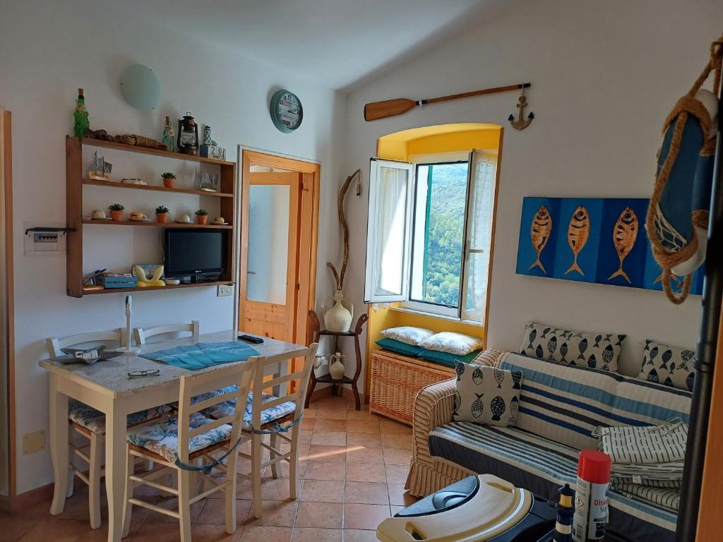 un salon avec une table et un canapé dans l'établissement La casetta dei pesciolini, à Sestri Levante