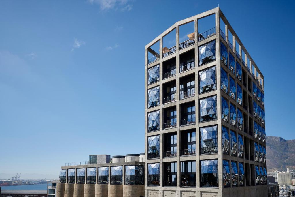 un edificio de oficinas con muchas ventanas en The Silo Hotel, en Ciudad del Cabo