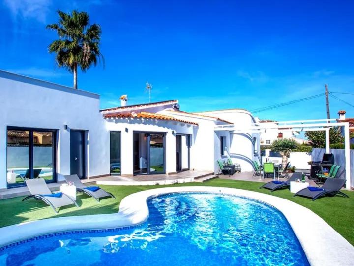 een villa met een zwembad voor een huis bij Villa Confort in Denia