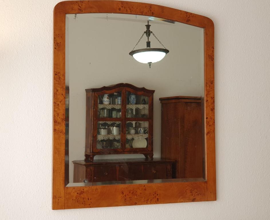 um espelho numa parede com um armário de porcelana em Memory Lane em Budapeste