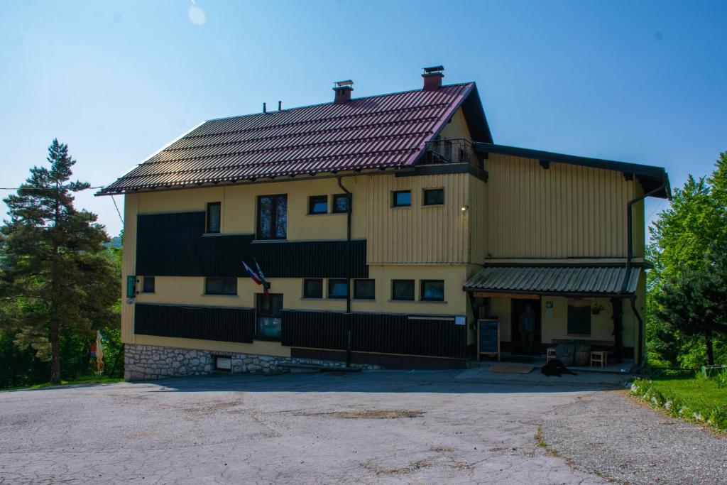 une grande maison avec un toit rouge dans l'établissement BB Gore, à Dol pri Hrastniku