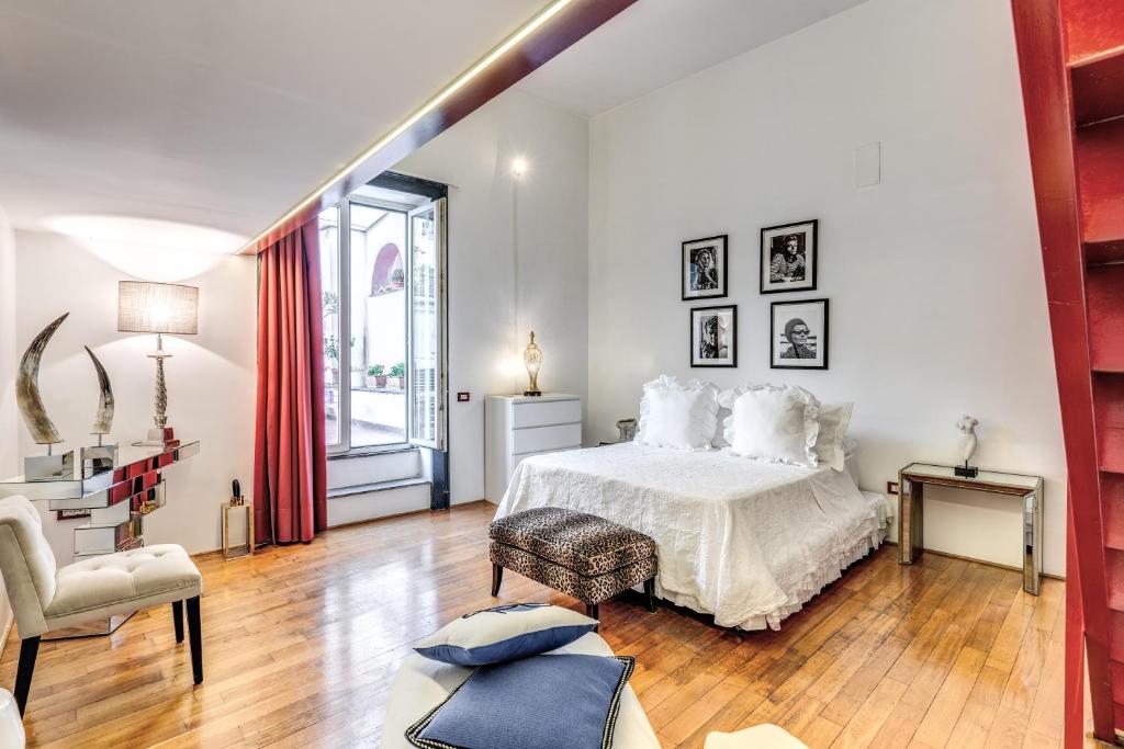 Un dormitorio blanco con una cama y una silla. en San Teodoro Apartment with Private Terrace, en Nápoles