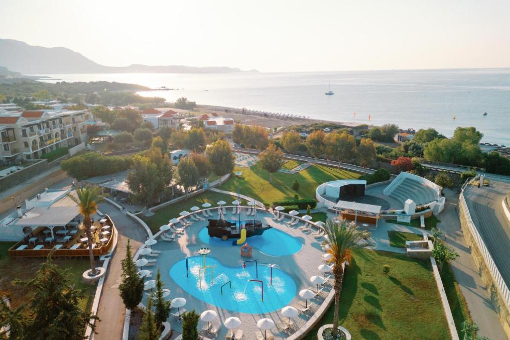 una vista aérea de un complejo con un parque acuático en Labranda Kiotari Miraluna Resort, en Kiotari