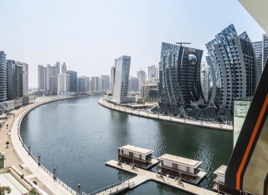 Nespecifikovaný výhled na destinaci Dubaj nebo výhled na město při pohledu z apartmánu