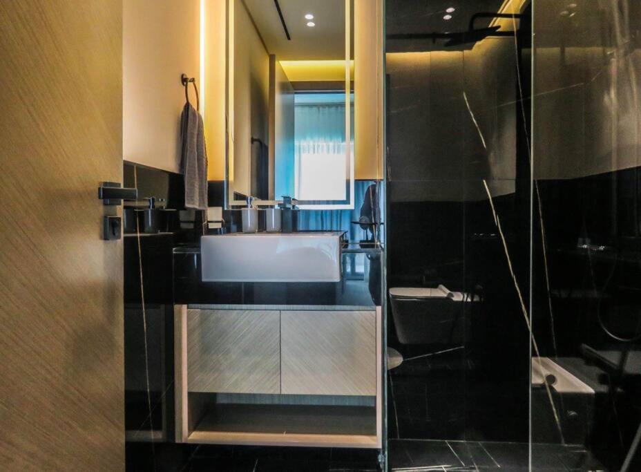 Koupelna v ubytování Stylish 2 bedroom in Binghatti, Business Bay