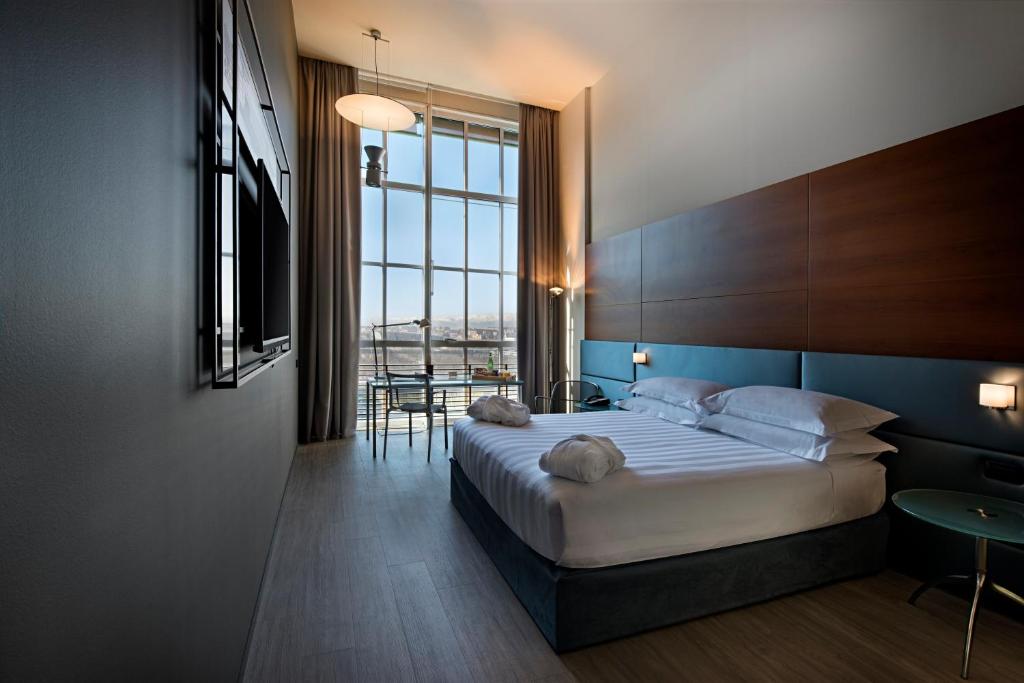 Postel nebo postele na pokoji v ubytování DoubleTree by Hilton Turin Lingotto