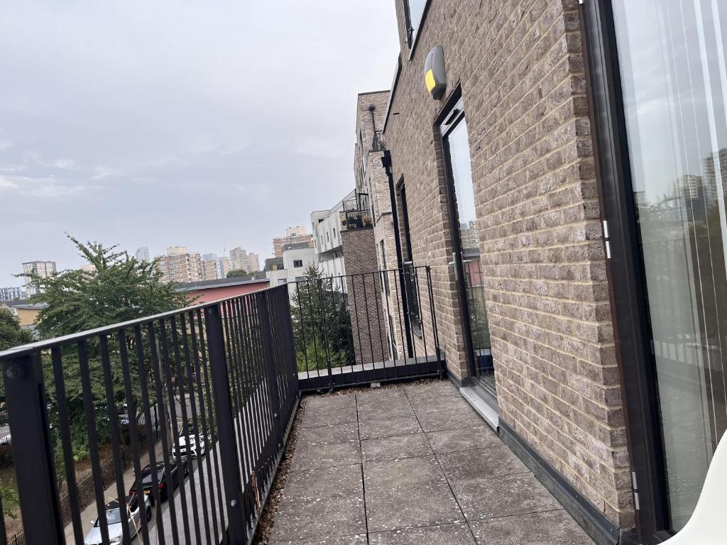 Balkons/terase naktsmītnē Lovely Charming 2-Bedroom Apartment in Bow London