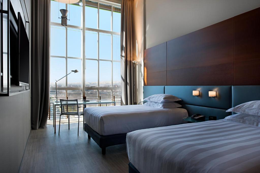 Postel nebo postele na pokoji v ubytování DoubleTree by Hilton Turin Lingotto