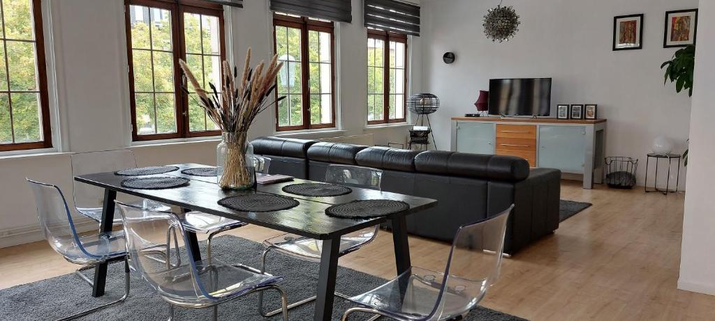 een woonkamer met een tafel en een bank bij The View - spacious 2 bdr appt in with view in Antwerpen