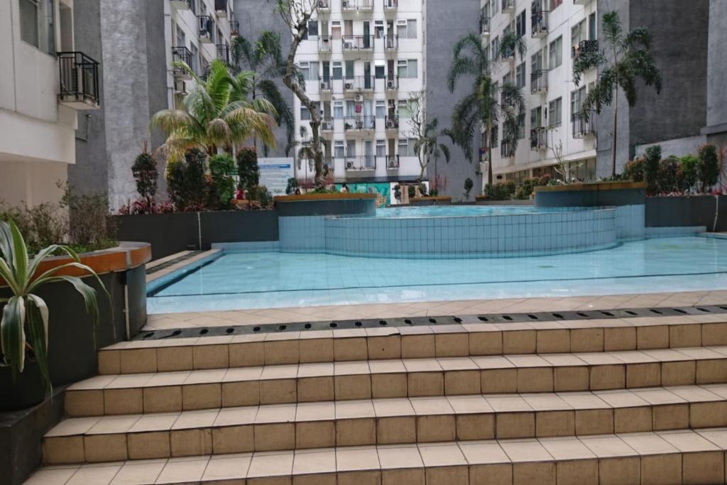 The swimming pool at or close to Collection O 92981 Apartemen The Jarrdin By Gold Suites Property