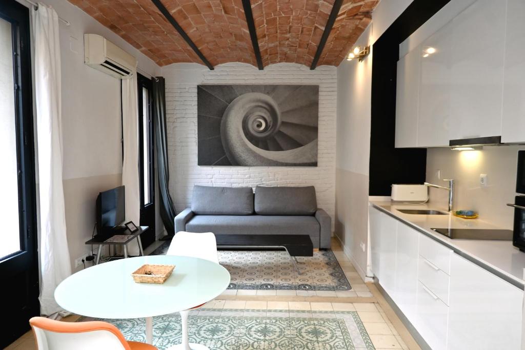 - un salon avec un canapé et une table dans l'établissement Homenfun Barcelona Sagrada Familia Marina, à Barcelone