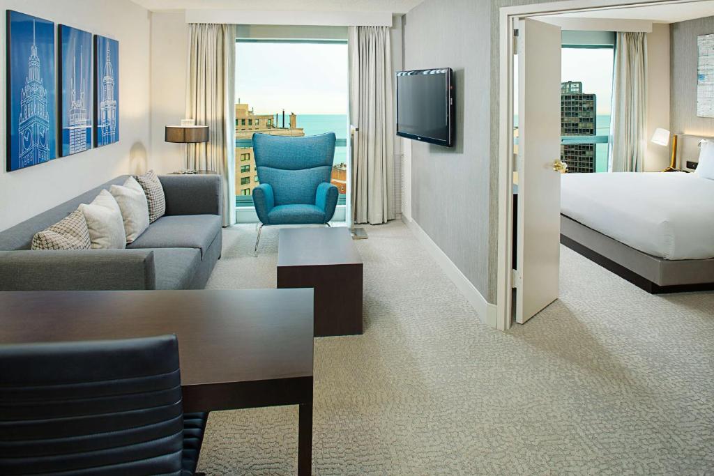 Hilton Chicago Magnificent Mile Suites - One-Bedroom King Suite With Lake View