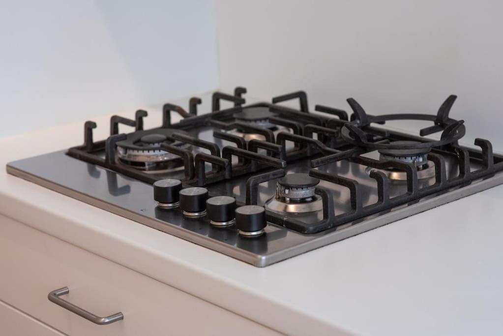 un piano cottura a gas nero sopra un bancone di The View - spacious 2 bdr appt in with view ad Anversa