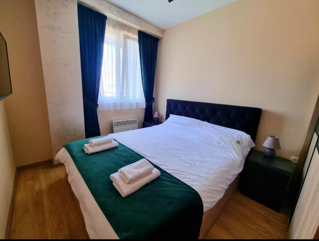 une chambre avec un lit avec deux serviettes dessus dans l'établissement Gondola 79, à Zlatibor