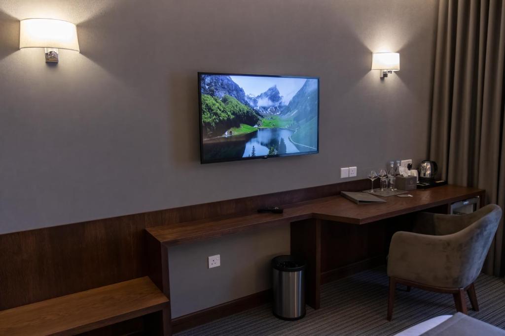 TV a/nebo společenská místnost v ubytování Orienta Hotel Gyumri