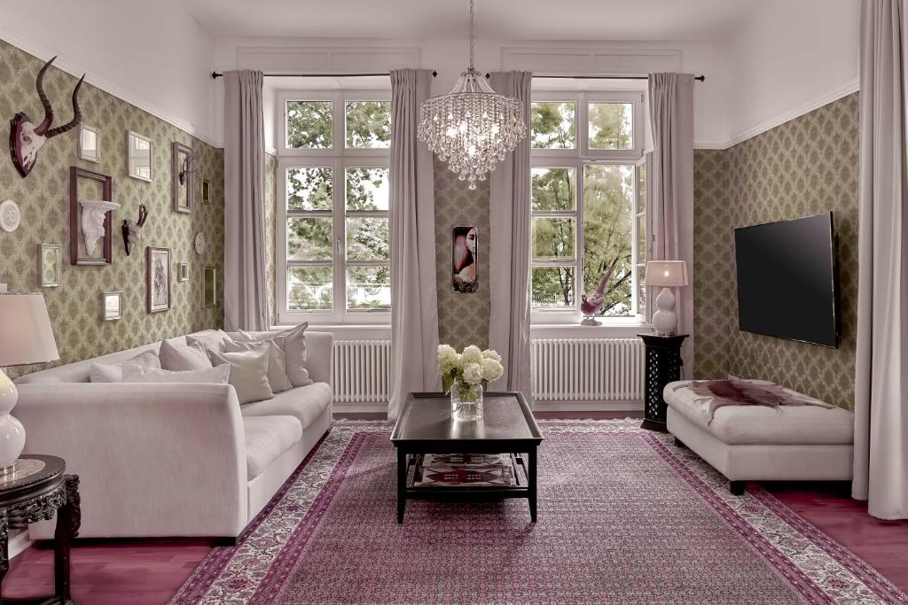 ein Wohnzimmer mit einem Sofa und einem Tisch in der Unterkunft Boutique Suites Heidelberg Alte Zigarrenmanufaktur in Heidelberg