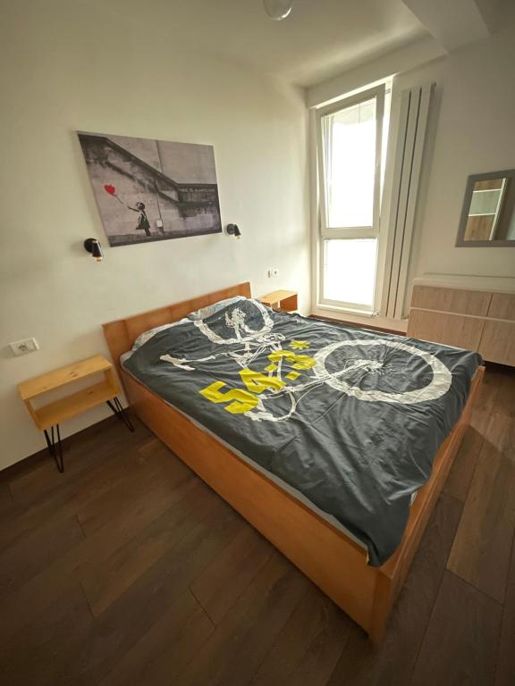 - une chambre avec un lit orné d'un tableau dans l'établissement Urban Edge Kozle, à Skopje