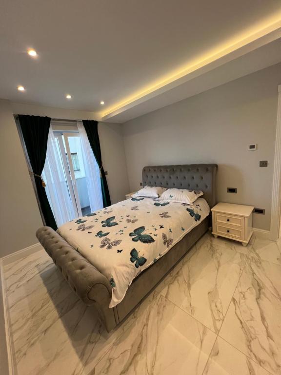 Un pat sau paturi într-o cameră la Luxury Accommodation Radauti