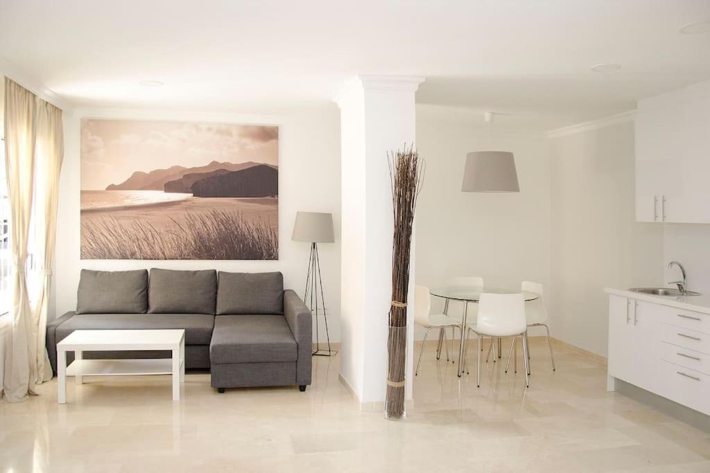 ein Wohnzimmer mit Sofa und Tisch in der Unterkunft Canary Lofts Rambla in Santa Cruz de Tenerife