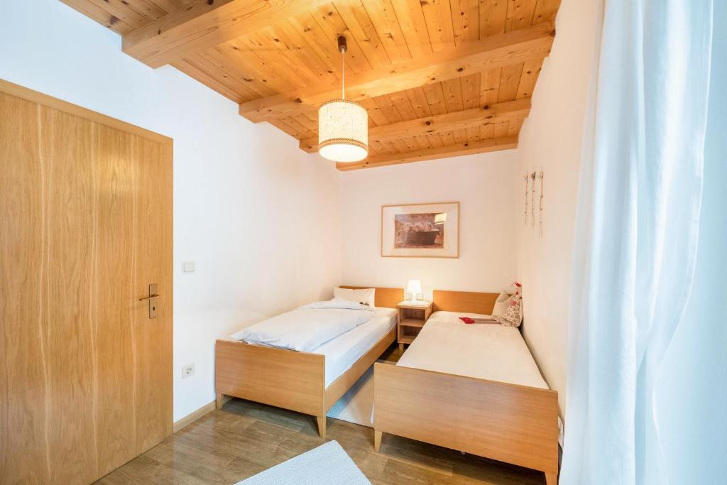 A bed or beds in a room at Eichernhof Apartment Apfelblüte