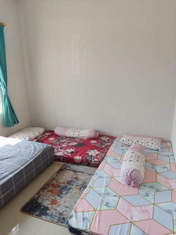 Tempat tidur dalam kamar di Aghnia Shariah House