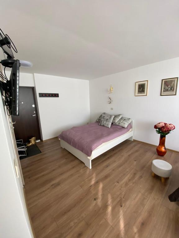カウナスにあるNice place to stay close to cityのベッドと木の床のある寝室