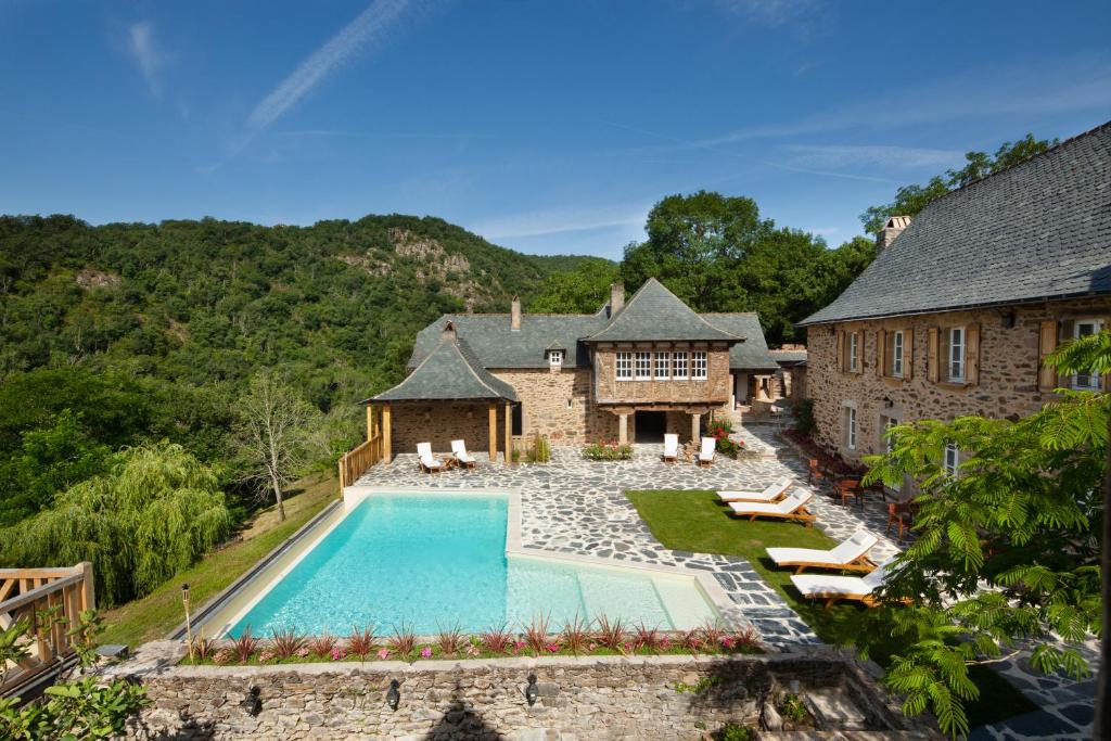 - une vue aérienne sur une maison avec une piscine dans l'établissement Château de Longcol, à La Fouillade