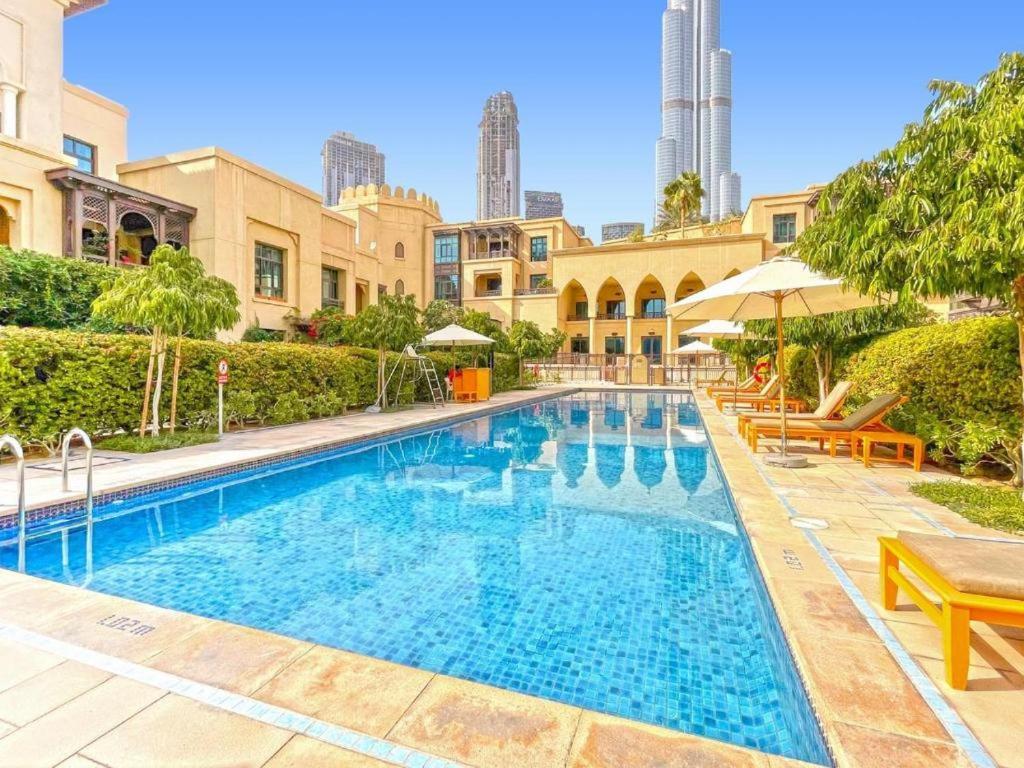 Bazén v ubytování Traditional 2 Bedroom with Dubai Fountain View nebo v jeho okolí
