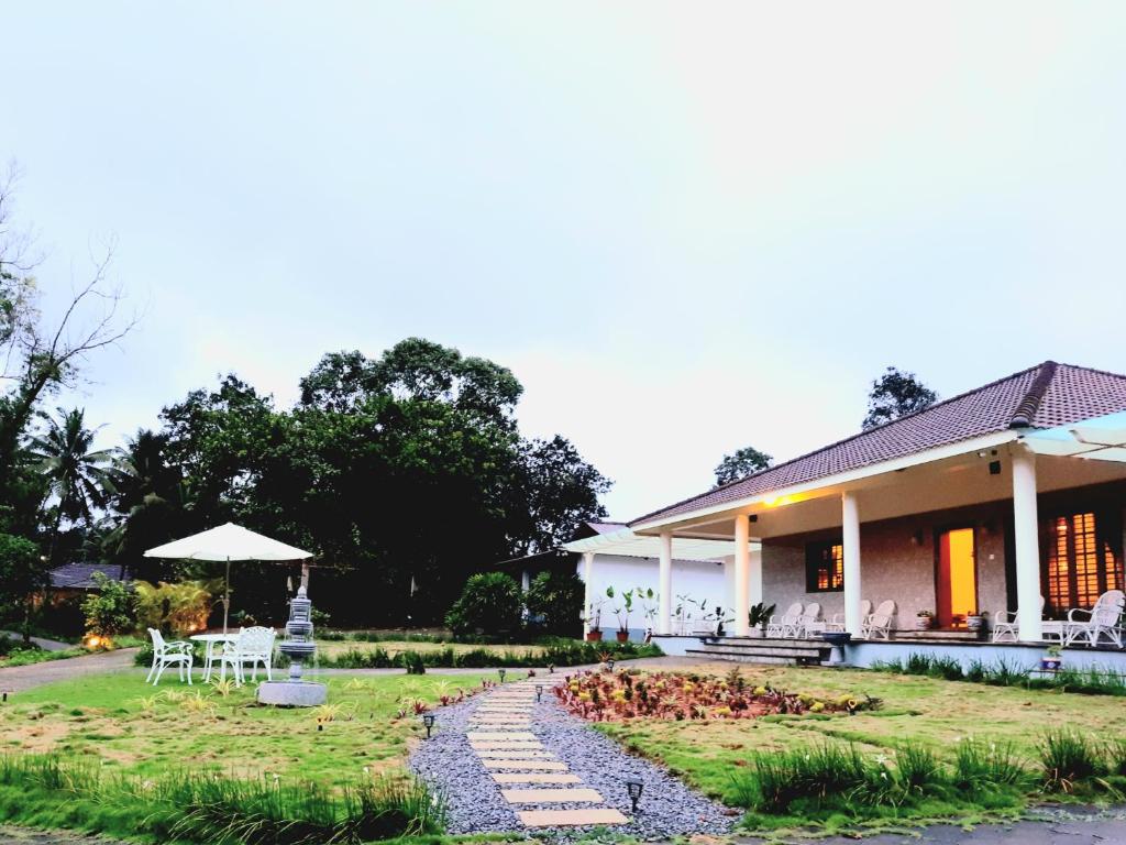 una casa con un passaggio di fronte di Villa Wodeyarmutt Tropical luxury living a Sringeri