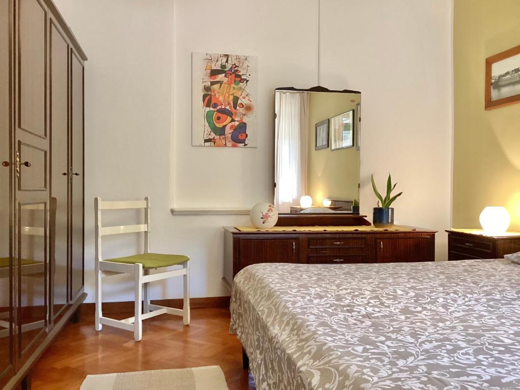 sypialnia z łóżkiem, krzesłem i lustrem w obiekcie Apartment Punta w Puli