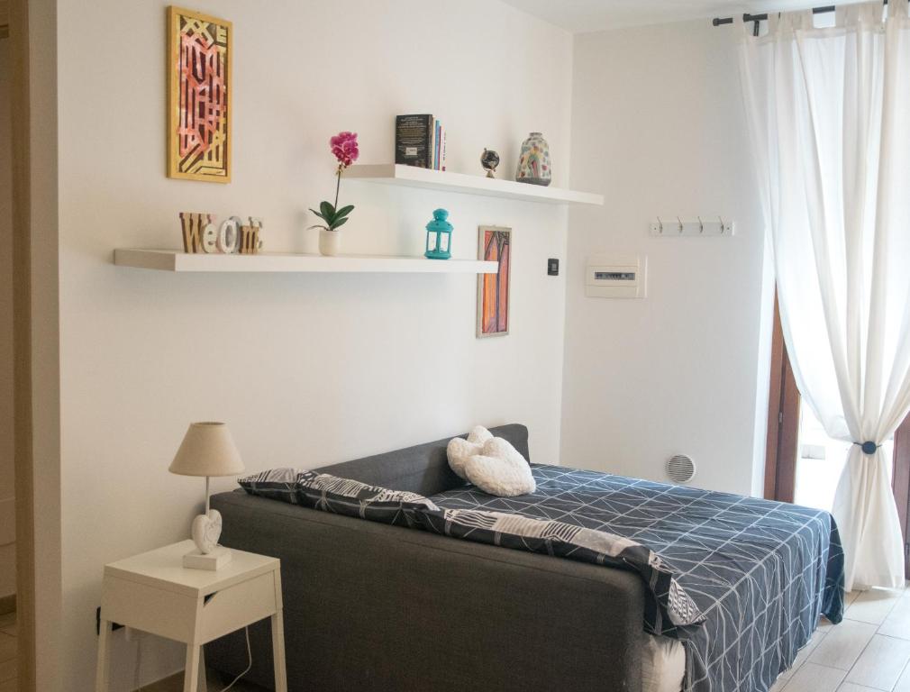 ein Schlafzimmer mit einem Bett mit einem ausgestopften Tier darauf in der Unterkunft Cimoneight in Varese
