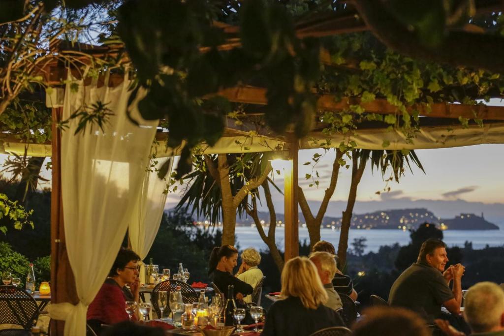 een groep mensen aan een tafel in een restaurant bij Hotel Santo Stefano in Portoferraio