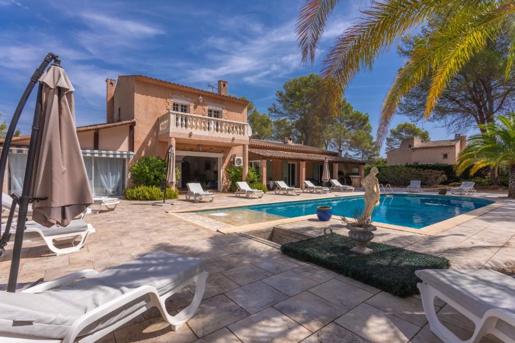 une villa avec piscine et une maison dans l'établissement Grande Villa entre Cannes St Tropez, à Puget-sur Argens