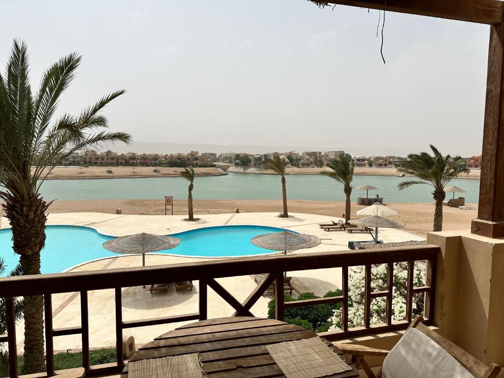 Balkón nebo terasa v ubytování Sabina 1br apartment Lagoon view with shared pool By BFG Beit Fel Gouna