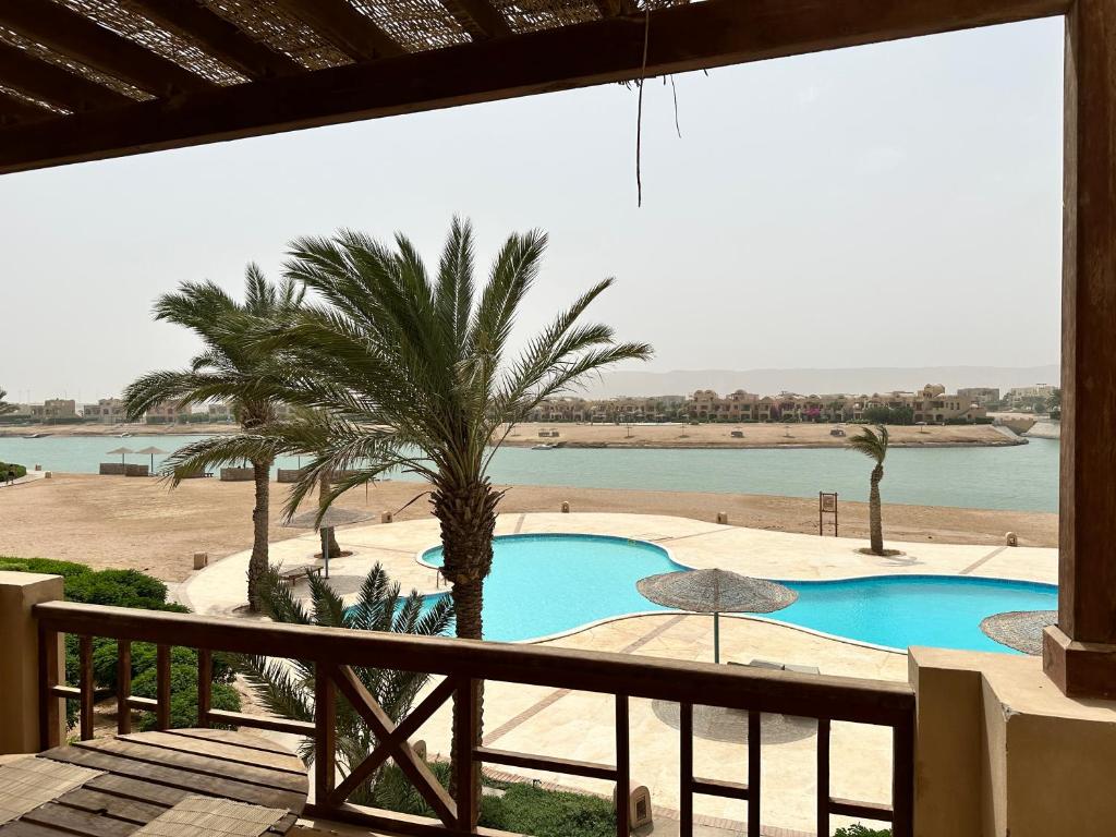 Bazén v ubytování Sabina 1br apartment Lagoon view with shared pool By BFG Beit Fel Gouna nebo v jeho okolí