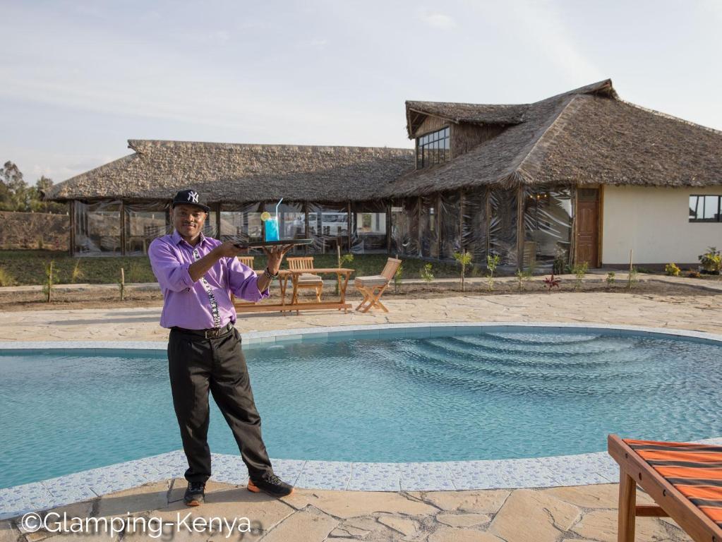Bazén v ubytování Glamping Kenya Mount Kenya Lodge Nanyuki nebo v jeho okolí