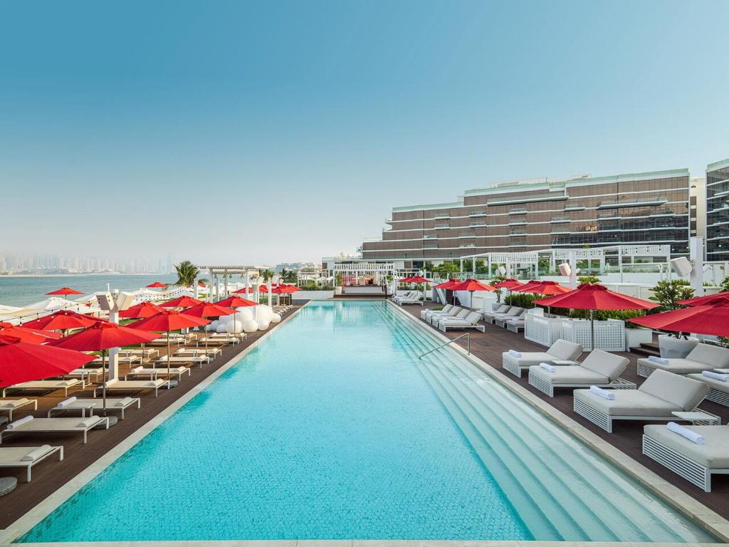 Bazén v ubytování Dream Vacation 2 Bedroom, Palm Jumeirah Getaway nebo v jeho okolí