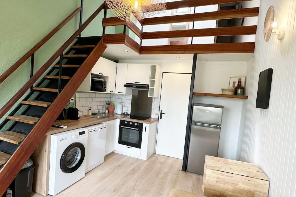 uma cozinha com uma escada e uma cozinha com uma máquina de lavar louça em La Mezza de Gruissan em Gruissan