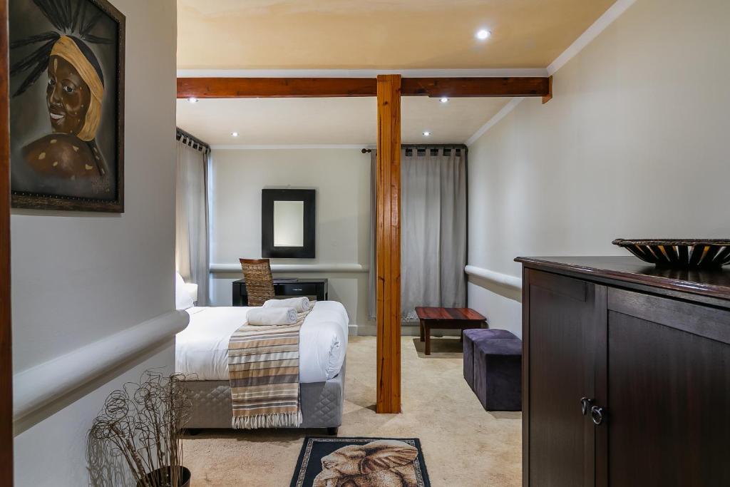 Knysna Lodge - Self Catering Unit with Woodfired Hot Tub - Image 20