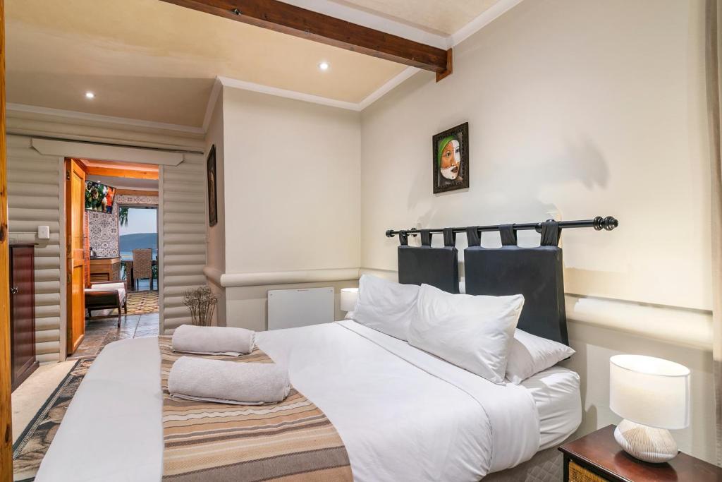 Knysna Lodge - Self Catering Unit with Woodfired Hot Tub - Image 19