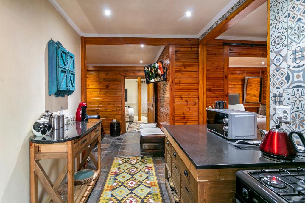 Knysna Lodge - Self Catering Unit with Woodfired Hot Tub - Image 21