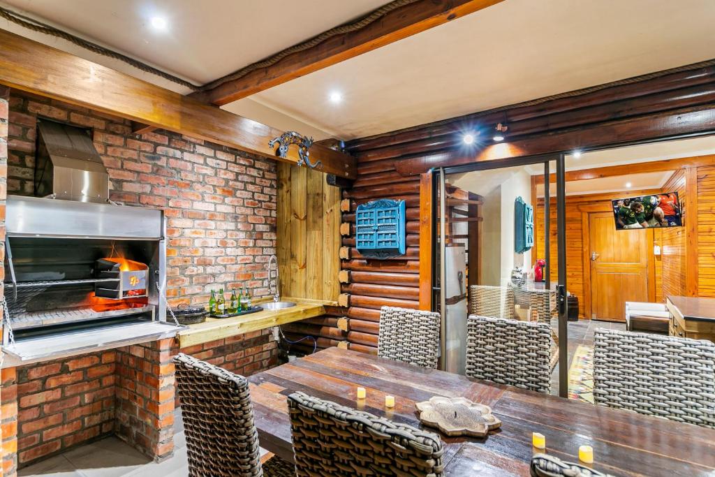 Knysna Lodge - Self Catering Unit with Woodfired Hot Tub - Image 22