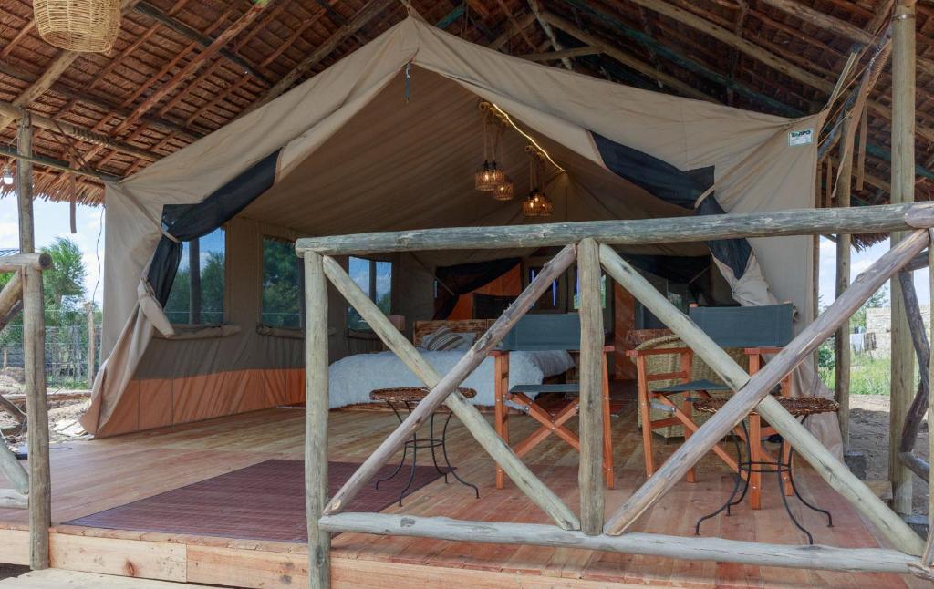 Balkón nebo terasa v ubytování Glamping Kenya Mount Kenya Lodge Nanyuki